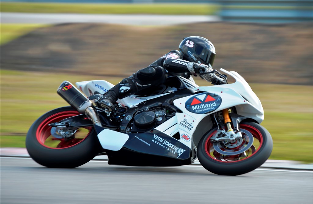 Rene Prang i action på sin Aprilia RSV4 RF i sidste sæson med 2016 design. Dette design er væsentlig ændret i det nye 2017 design.
(Foto: Morten Kimer)